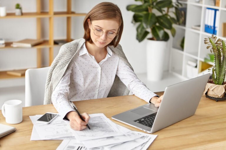 Jak wybrać laptop do biura rachunkowego? 5 rzeczy, na które musi zwrócić uwagę księgowy