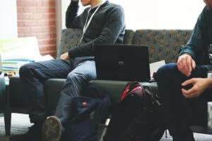 Dlaczego firmy korporacyjne sprzedają swoje laptopy po 2-3 latach
