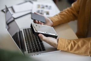 Jak sprawdzić stan dysku SSD / HDD w laptopie poleasingowym