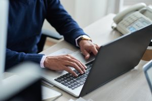Jakie marki laptopów poleasingowych najlepiej sprawdzają się w pracy biurowej